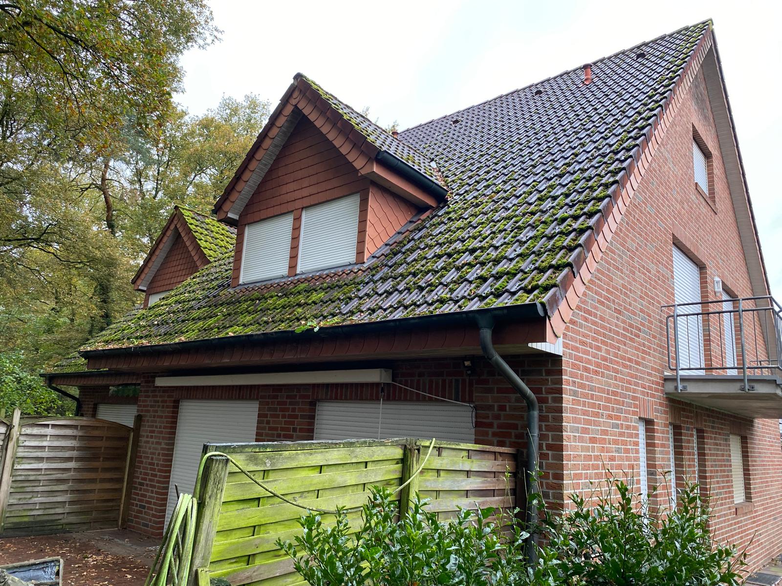 Verschmutztes Dach in F&uuml;chtenfeld vor der Reinigung